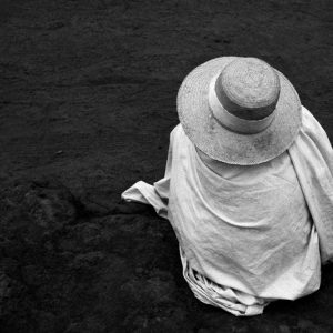 Série-Soatanana Homme en blanc au chapeau Pierrot Men Galerie 21